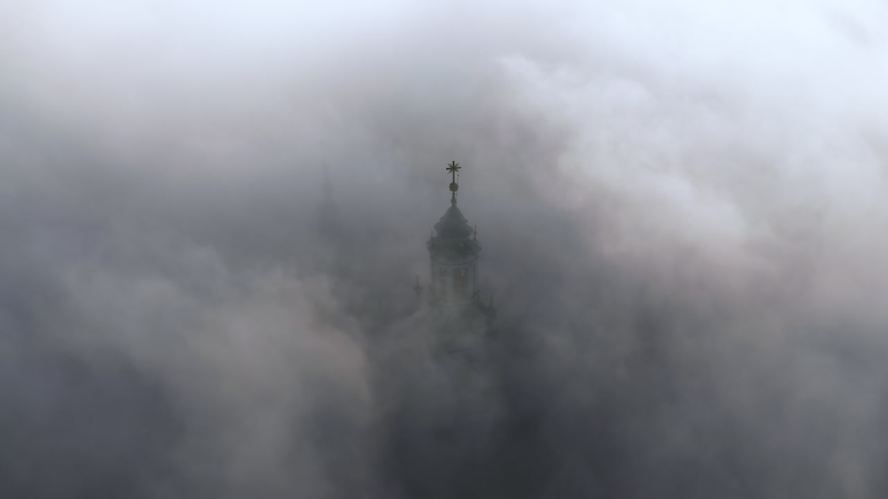 воздушный вид замка вавел во время туманного восхода солнца, краков, польша