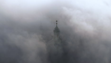 Vista-Aérea-Del-Castillo-De-Wawel-Durante-El-Amanecer-Brumoso,-Cracovia,-Polonia