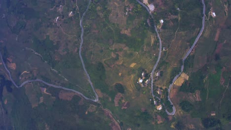 Von-Oben-Nach-Unten-Geschossen-über-Die-Nebligen-Berge-Nordvietnams