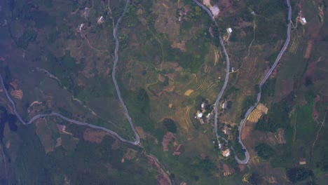 tiro de arriba hacia abajo sobre las montañas nubladas del norte de vietnam