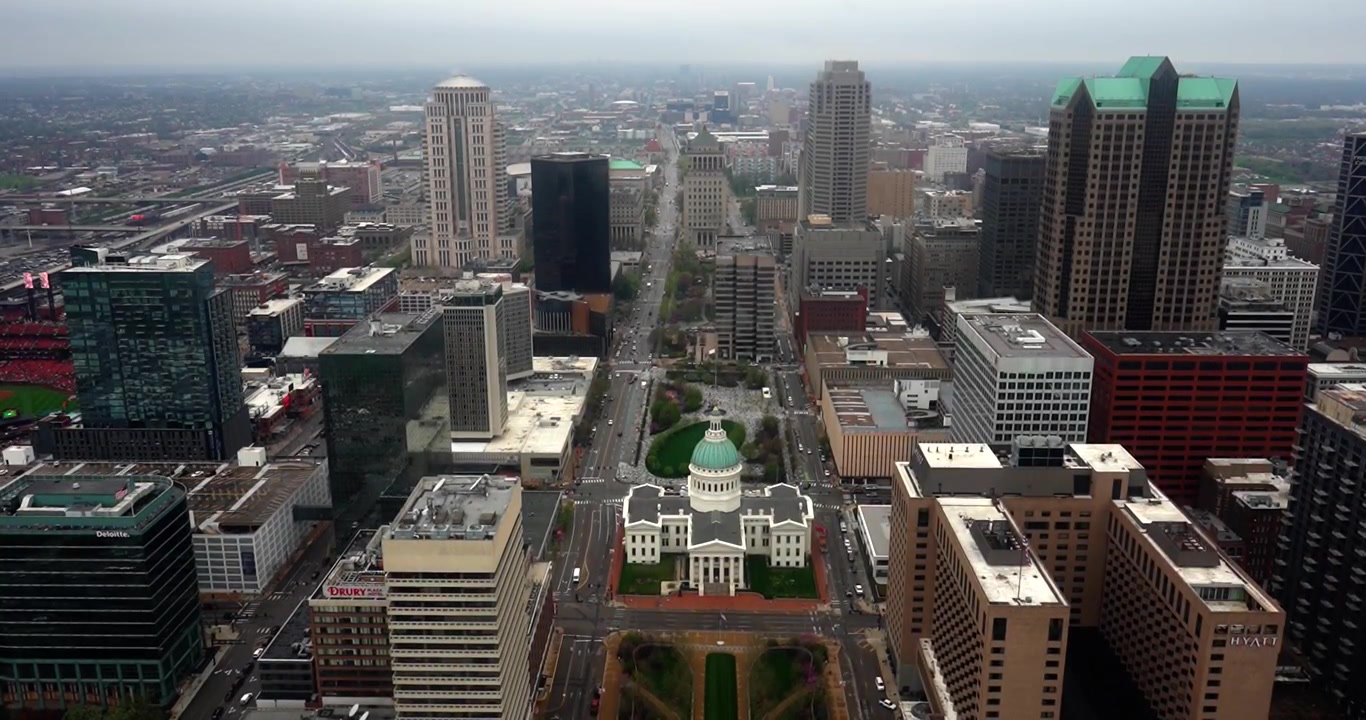Il centro di St. Louis, Missouri, visto dalla finestra in cima al Gateway Arch