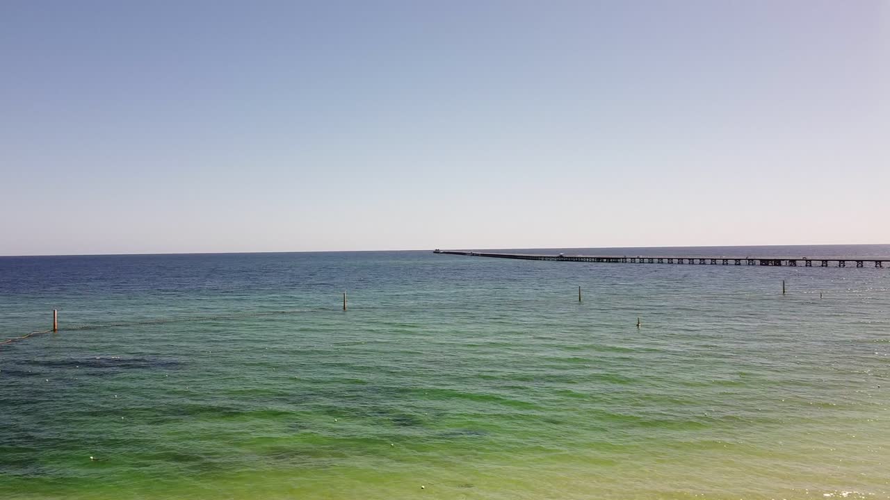 해안으로 돌아가는 열차와 함께 busselton jetty의 오른쪽 클립