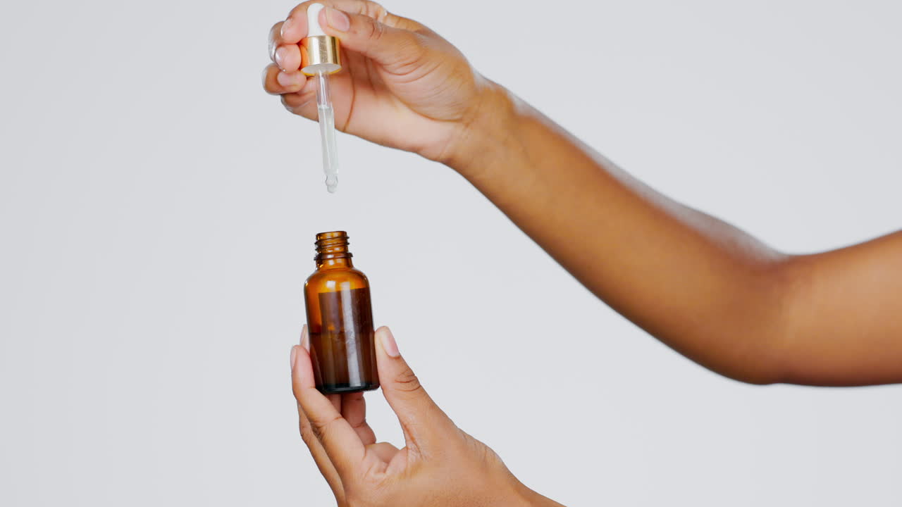 primer plano, manos y pipeta para el cuidado de la piel