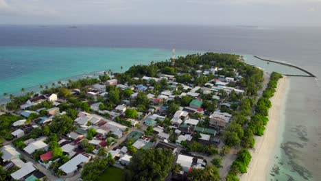 aldea rural local en la isla maldiva de dhigurah al amanecer