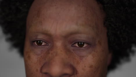 portret van een oude maori man in het donker