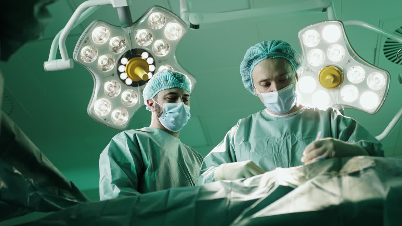 хирурги, выполняющие операцию