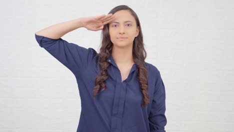 una joven india orgullosa saludando