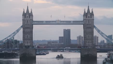 Verkehr-Londoner-Bus-Fährt-An-Einem-Bewölkten-Abend-über-Ein-Boot-Unter-Der-Tower-Bridge-In-London.-Teleobjektiv