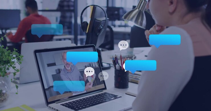 Animazione di icone dei social media su una donna caucasica in videochiamata sul laptop in ufficio.