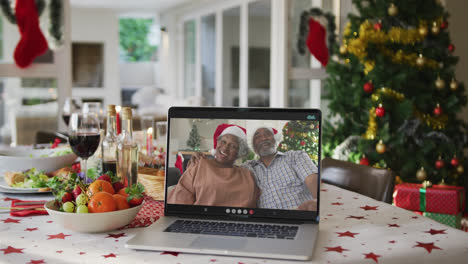 Glückliche-Afroamerikanische-Großeltern-Auf-Laptop-Liegend-Auf-Weihnachtstisch