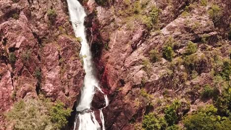 volando sobre una cascada que fluye a lo largo de un acantilado