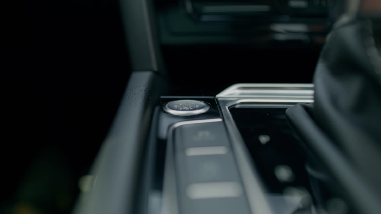 крупный план кнопки запуска двигателя автомобиля