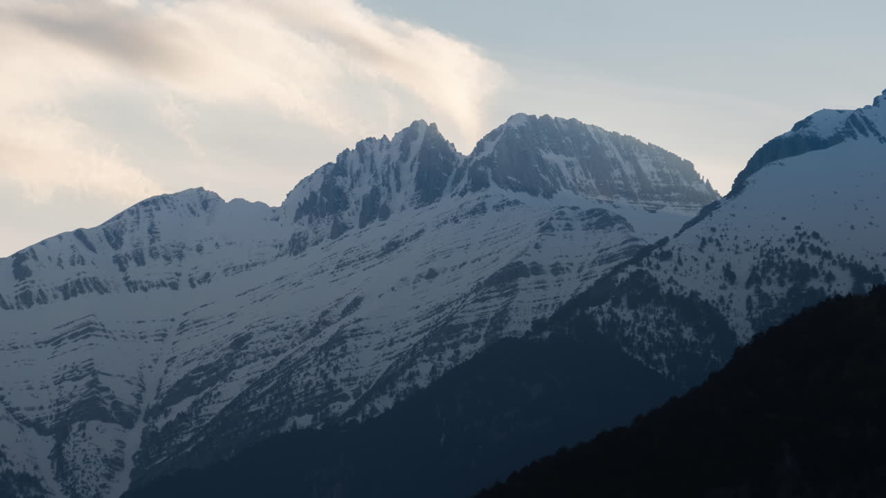 Hızlandırılmış çekim, Olimpos Dağı, karlı Mytikas Zirveleri, Gün Batımı Bulutları.