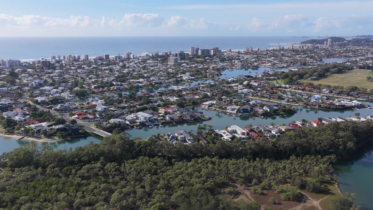 Lenta vista aerea con panoramica a sinistra su Tallebudgera Creek, Palm Beach e i corsi d'acqua circostanti sulla Gold Coast, Queensland, Australia