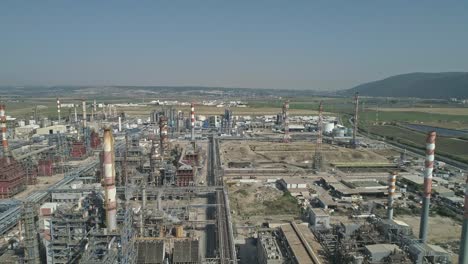 imágenes aéreas de una refinería de petróleo a gran escala con pilas de humo y tanques de almacenamiento de petróleo