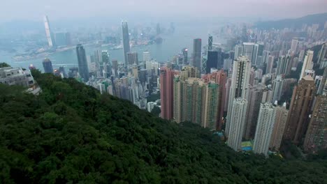 vista aérea del paisaje urbano de 4k drones sobre el horizonte de los rascacielos de la ciudad de hong kong, en una noche oscura y sombría contaminada