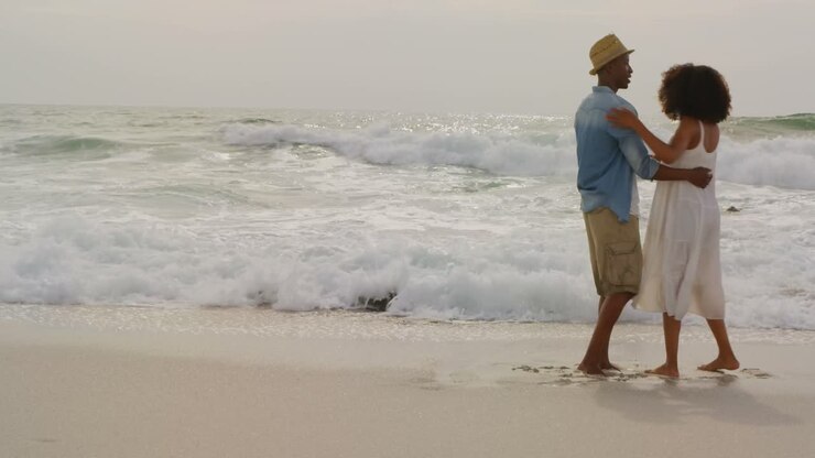 Coppia afroamericana che balla insieme sulla spiaggia 4k