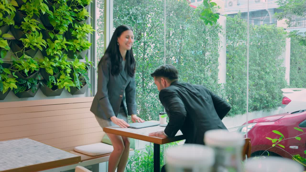 성공한 백인 사업가들이 투자에 동의하기 위해 손을 흔들었다.