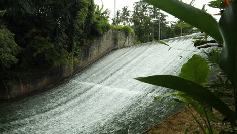 toma en cámara lenta de la cascada de bandung en gianyar en bali indonesia con vista a la selva