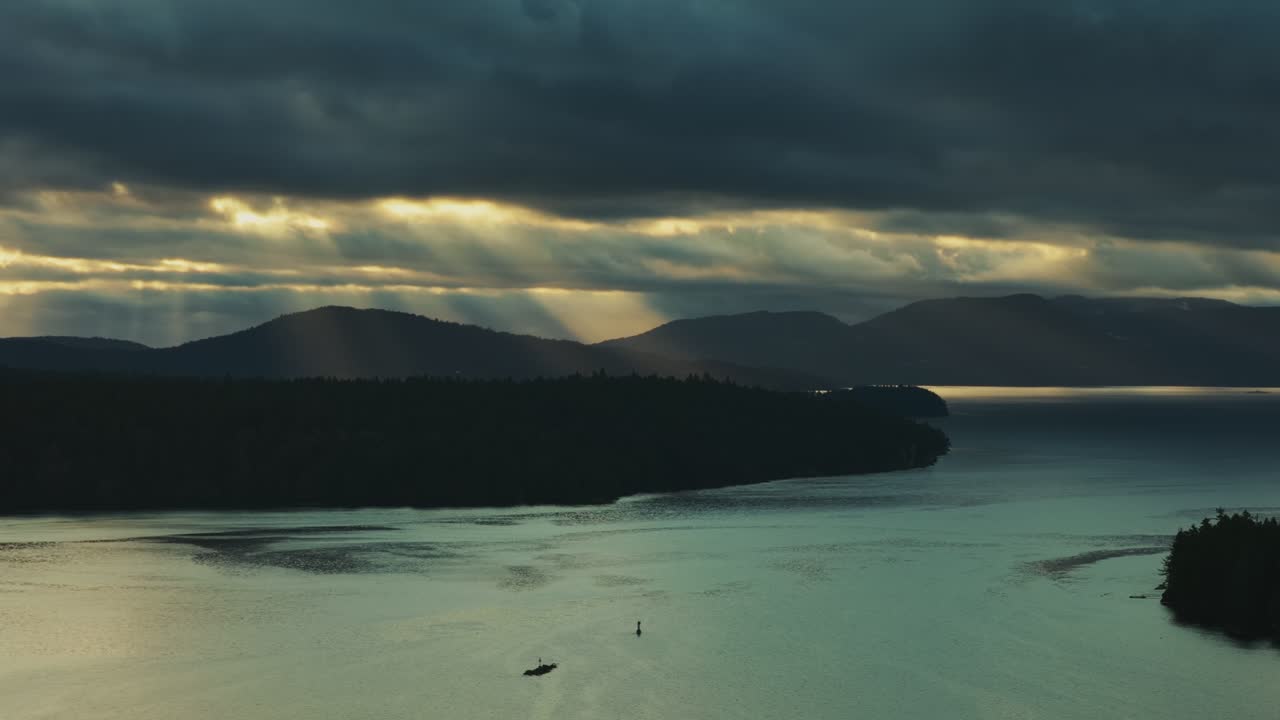 Isole Gulf all'alba vicino all'isola di Penelakut, Columbia Britannica, Canada. Scatto aereo con drone