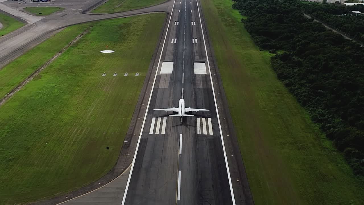vista aérea después de un avión en un desvío