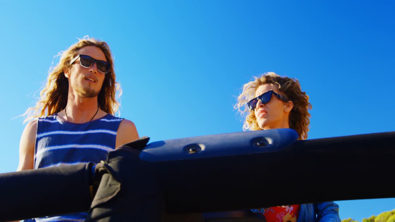 남자와 여자 친구들이 자동차 4k에서 서로 상호 작용하고 있습니다.