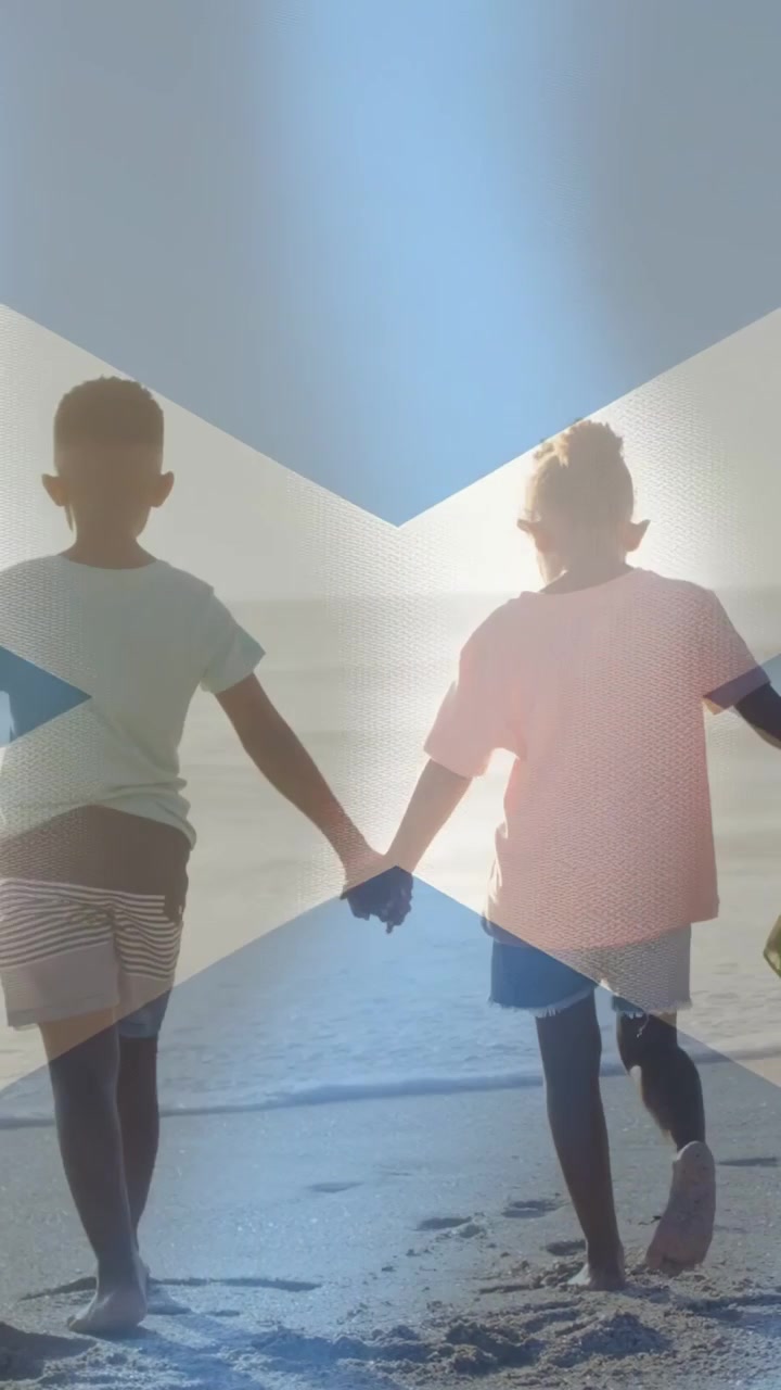 Vertikales Video: Kinder gehen zum Meer, Reise-Overlay pulsiert über dem Bild, Erwachsener gesellt sich dazu.