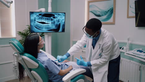 dentista que examina al paciente