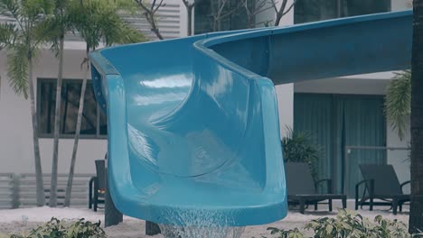 tobogán con agua corriente en la piscina del complejo movimiento lento