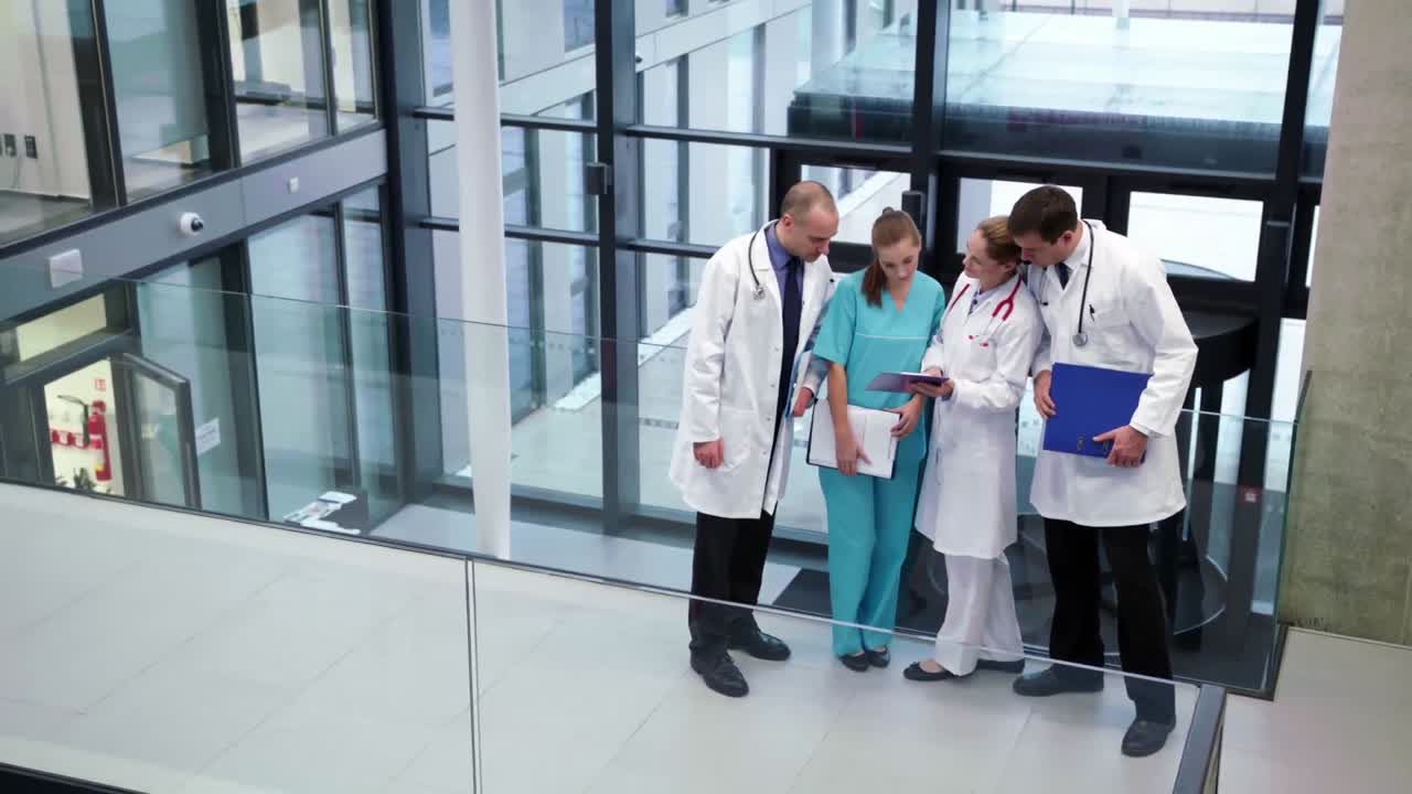 Dokter berinteraksi satu sama lain di koridor
