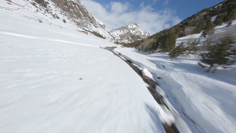 Luftdrohne-Fpv-über-Strom,-Der-In-Schneebedecktes-Und-Gefrorenes-Incles-Tal-Fließt,-Pyrenäen