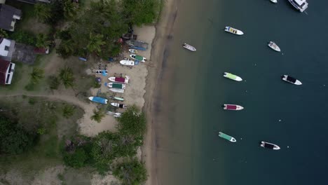 Aerial-view-above-boats,-moored-at-a-beach-in-Ilha-Grande,-cloudy-Brazil---cenital,-drone-shot