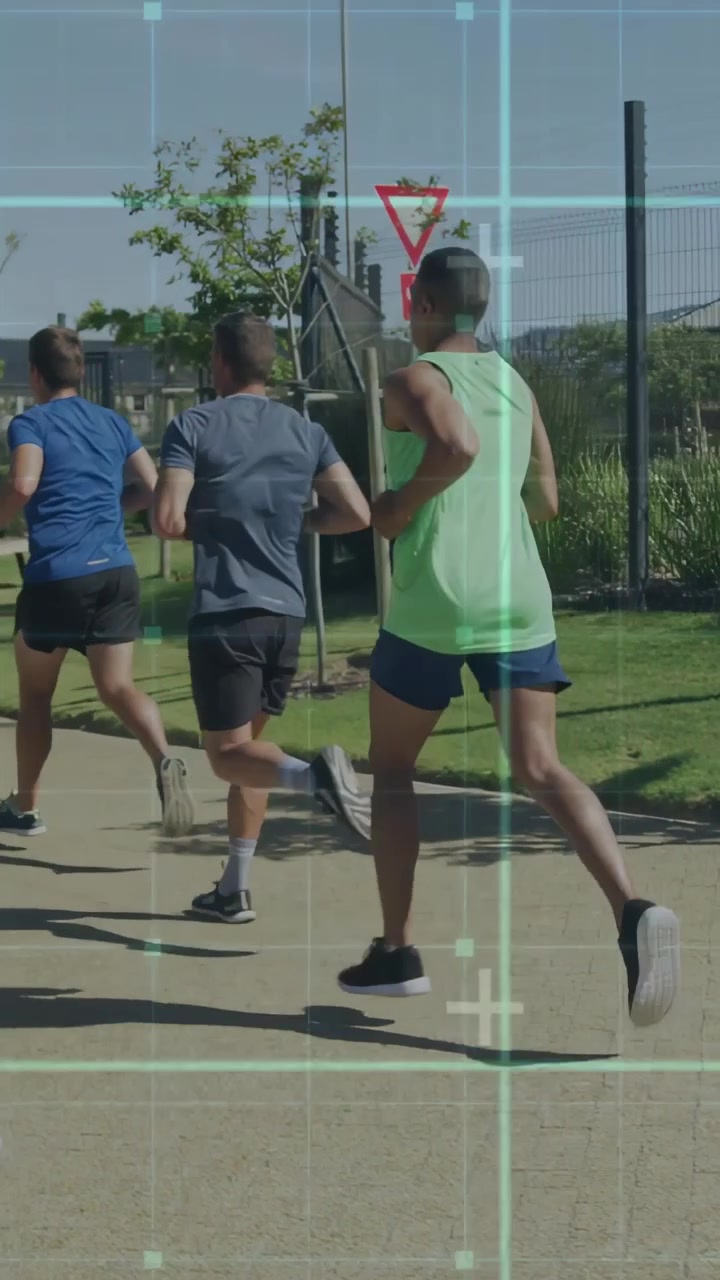 Video verticale: Corridori uomini che iniziano una corsa fitness su un sentiero, con una griglia sovrapposta che traccia il ritmo e la formazione.