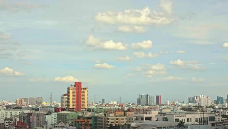 nubes de cúmulo barren sobre la ciudad de bangkok en un día soleado