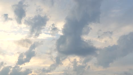 暴風雨天氣之後,雲層快速向不同方向移動的美麗雲景