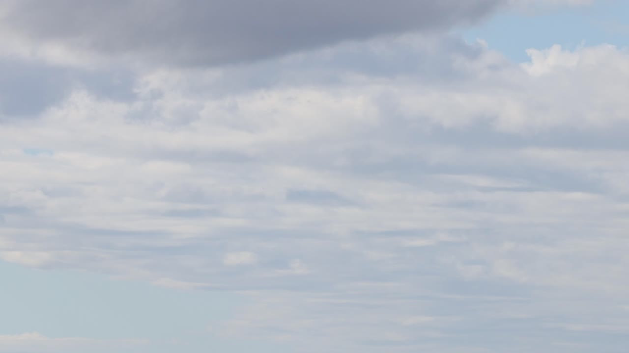 조용한 하늘을 가로질러 역동적인 구름 움직임