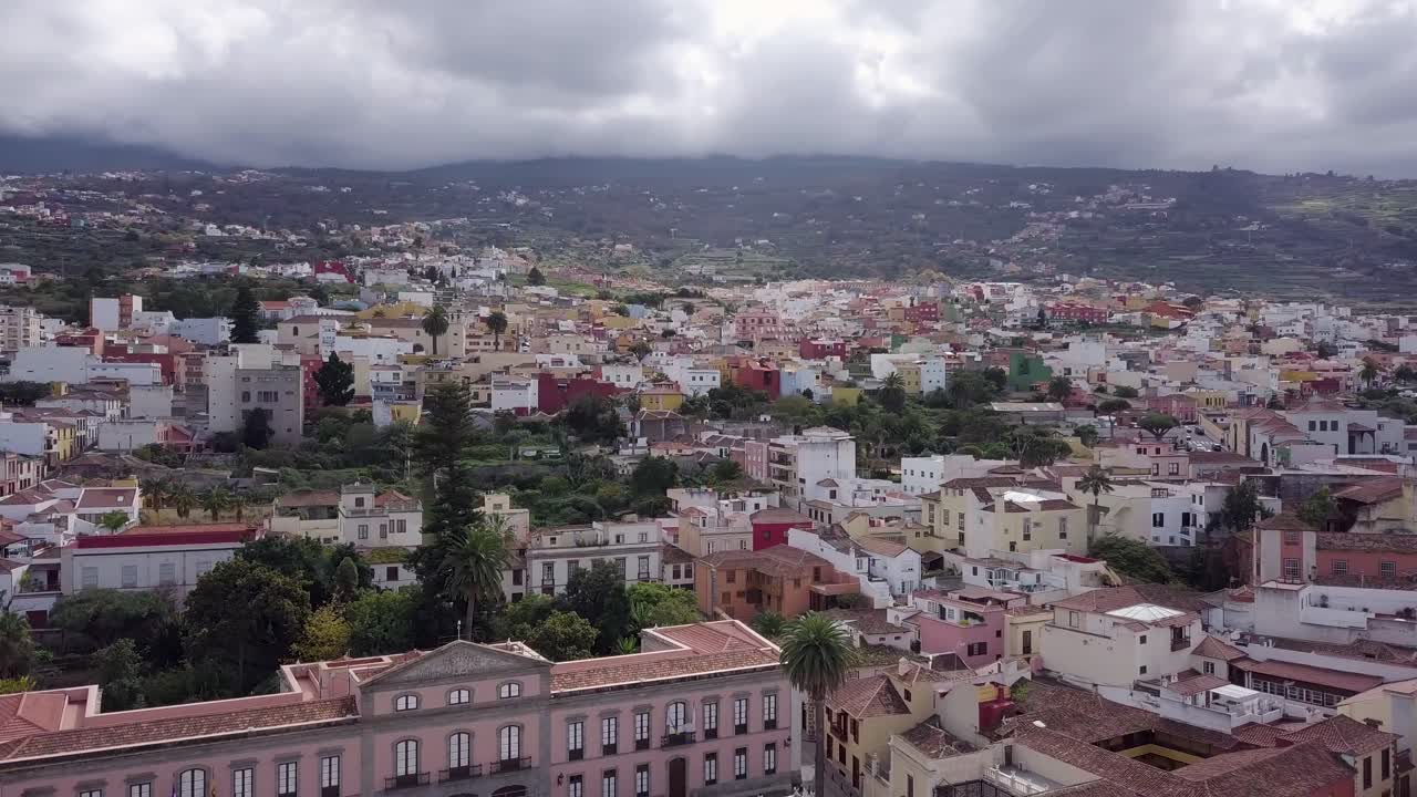 panorámica aérea de puerto de la cruz tenerife isla canaria españa drone revela paisaje urbano con montañas en segundo plano