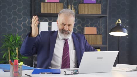 el hombre de negocios enojado cierra los archivos enojado.