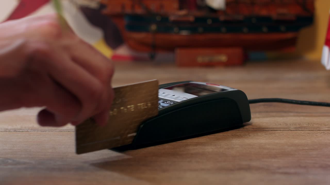 compras de regalos navideños. hombre comprando regalo de embalaje con cinta roja