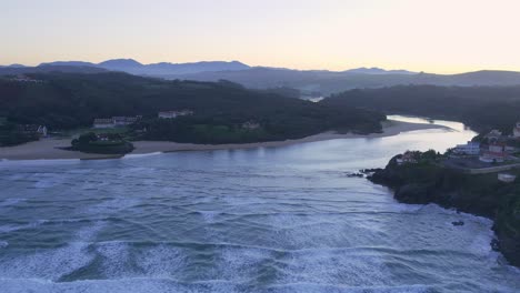 El-Agua-De-La-Marea-Retrocede-Desde-La-Ría-Costera-Valle-Inundado-España-Puesta-De-Sol-Antena