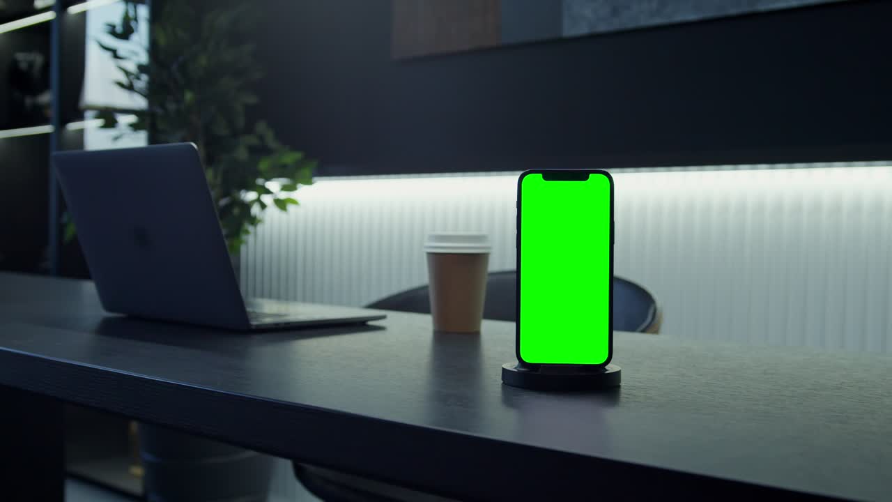 espacio de trabajo de oficina con teléfono inteligente y portátil