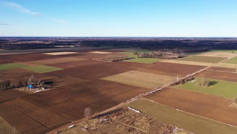 amplio ángulo aéreo de campos marrones en el día con fondo de cielo azul