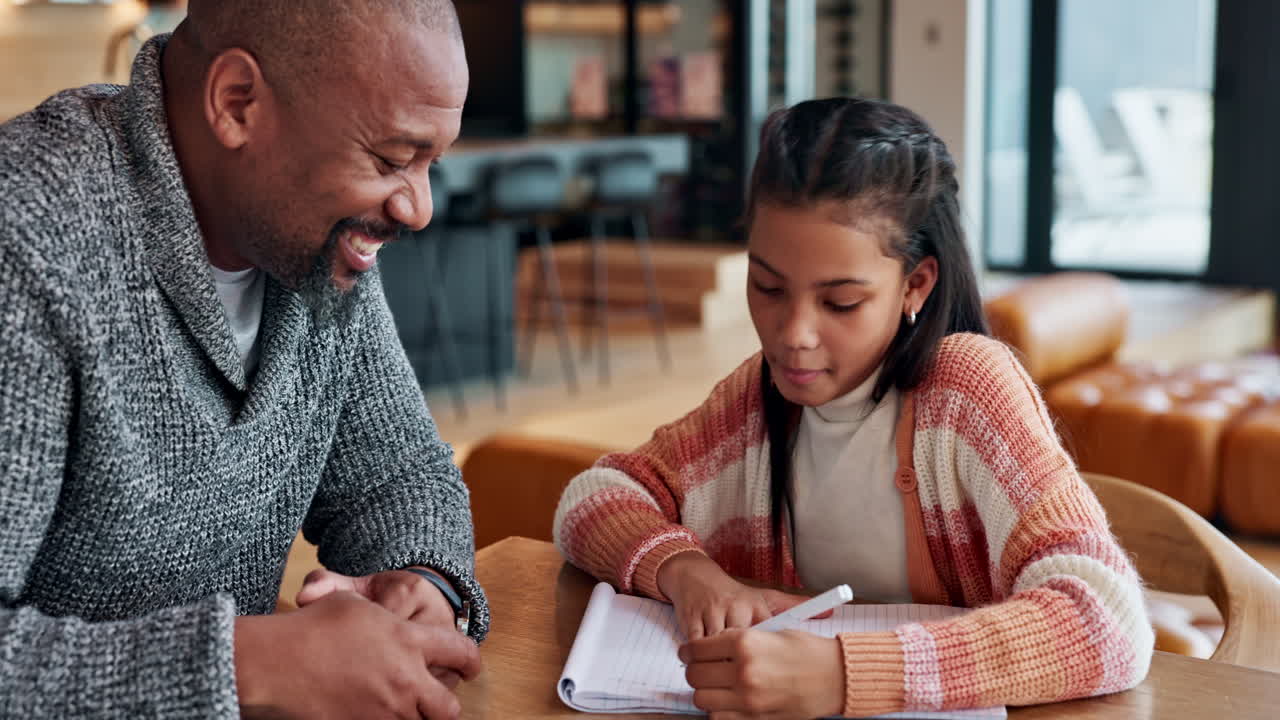 padre ayudando a su hija con los deberes