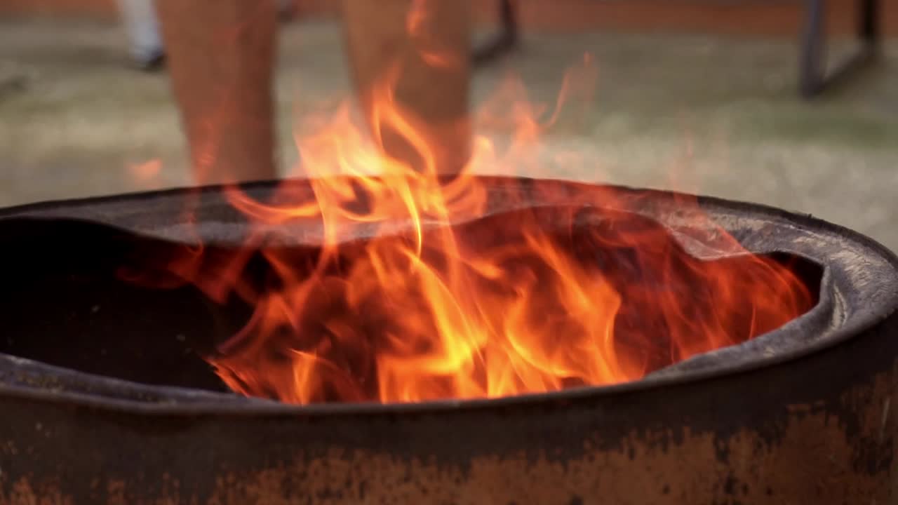 나무 연료로 시골에 있는 단순한 난로