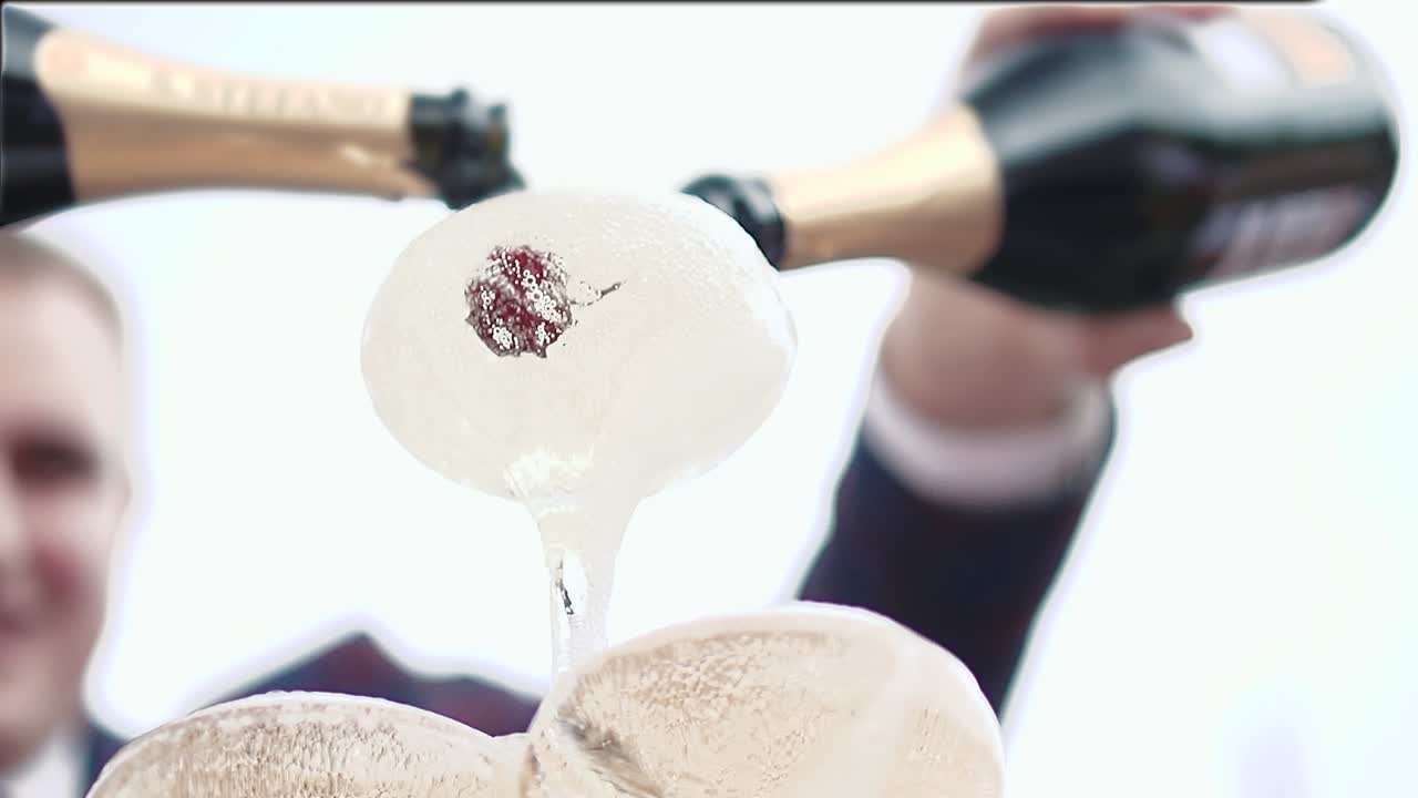 젊은이 들 은 스파클링 와인  ⁇ 페인 을 잔 에  ⁇ 는다