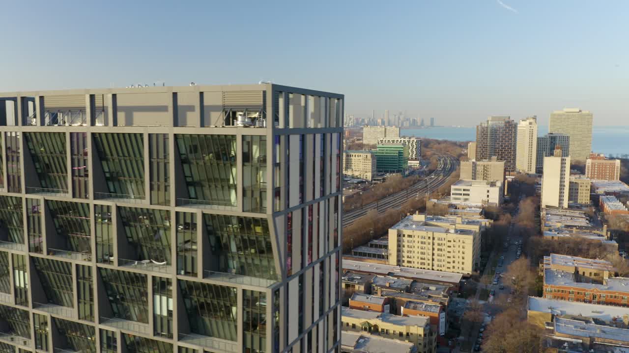 грузовик с воздуха справа показывает горизонт чикаго вдали