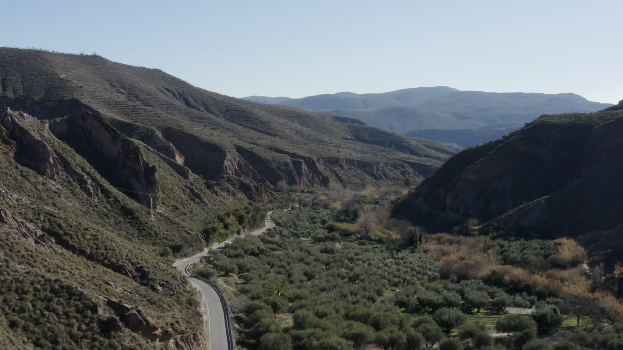 impresionante valle de montaña verde con cielo azul y una sola casa de campo blanca