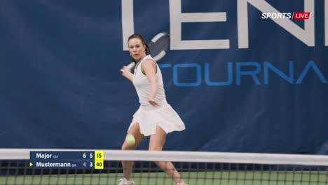 tv deportes partido de tenis femenino en el campeonato. jugadora de tenis femenina sirviendo la pelota con una raqueta, jugando profesionalmente y competitivamente en el torneo. canal de red de televisión. reproducción de 50 fps