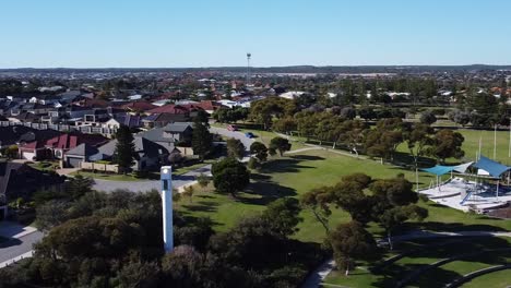 Vista-Aérea-De-Giro-A-La-Izquierda-Hacia-La-Moderna-Torre-Del-Faro-Ubicada-En-El-Parque