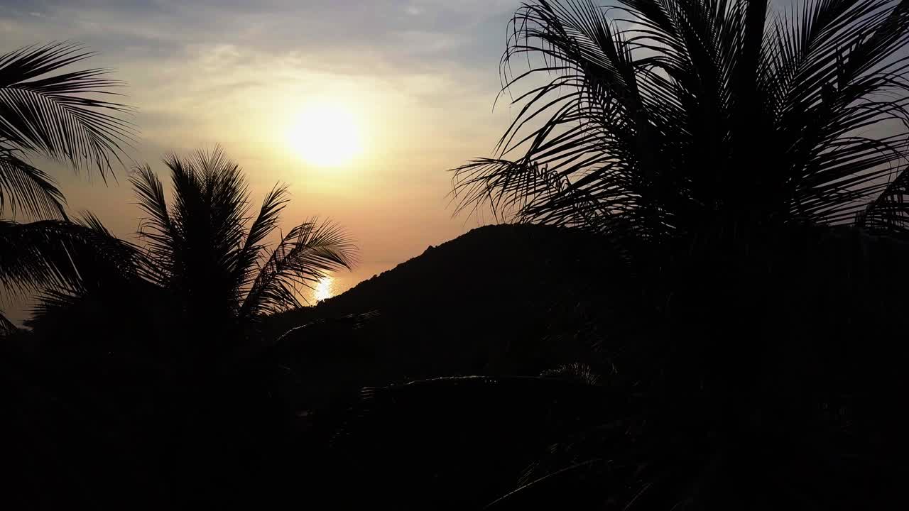 해가 지는 동안 코코 과 바다 위의 공중 비행